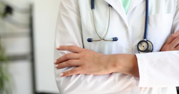 Lekarz Lub Kardiolog Białym Płaszczu Medycznym Stoi Skrzyżowanymi Ramionami Stetoskopem — Wideo stockowe