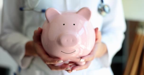 Médico Mãos Caixa Branca Casaco Com Banco Porquinho Doação Dinheiro — Vídeo de Stock