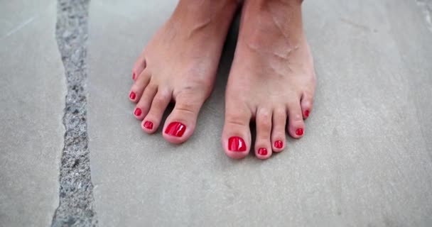 Kırmızı Pedikürlü Güzel Sağlıklı Bacakları Olan Bir Kadın Fayansların Üzerinde — Stok video