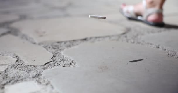 香烟的烟头落在沥青路面上 吸烟对健康的危害 — 图库视频影像