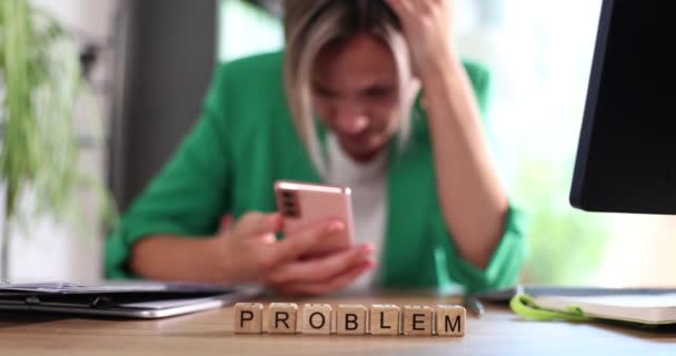 Tidak Puas Wanita Sedih Memegang Telepon Dan Berpikir Tentang Masalah — Stok Video
