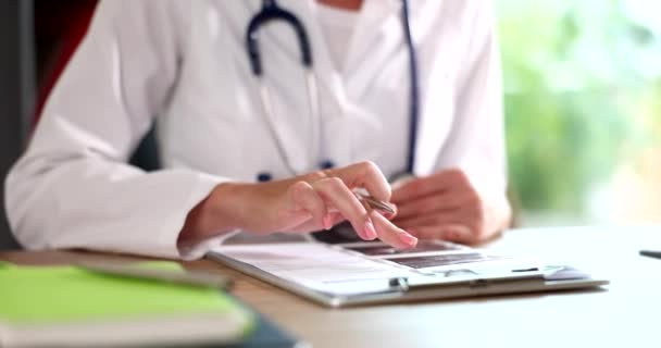 Doktor Gynekolog Vyšetřuje Ultrazvuk Pacientova Plodu Lékařské Vyšetření Během Těhotenství — Stock video