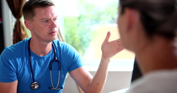Mužský Lékař Diskutuje Výsledky Lékařských Vyšetření Klinice Mladá Smutná Žena — Stock video