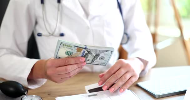 医生把钱放进诊所的工作间密闭处 科学家或医生手中销售疫苗和药品的利润 — 图库视频影像
