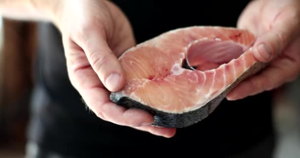 Kawałki Łososia Lub Pstrąga Dłoniach Świeże Surowe Ryby Witaminy Omega — Wideo stockowe