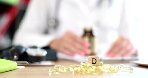 医生营养师展示药丸维生素D特写 维生素D新研究和剂量 — 图库视频影像