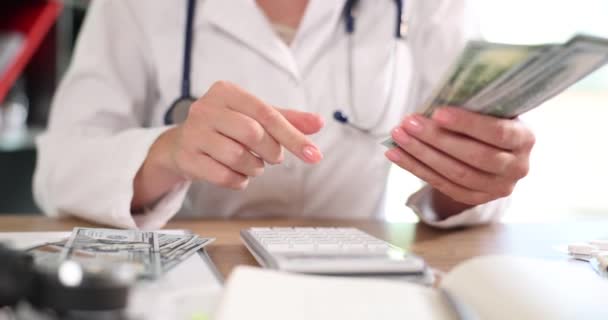 Lekarz Oblicza Koszty Badania Szpitalu Oszczędza Pieniądze Usługach Medycznych Wypłata — Wideo stockowe