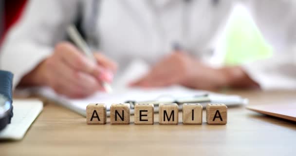 Врач Пишет Диагноз Анемии Пациенту Клинике Симптомы Анемии — стоковое видео
