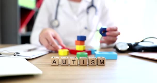 의사는 정육면체와 자폐증을 색으로칠 자폐증은 성인의 아이들 증상에서 나타난다 — 비디오