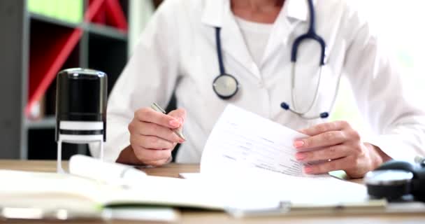 Γιατρός Στην Κλινική Σφραγίζει Ιατρικό Έγγραφο Χέρι Closeup Έννοια Υγείας — Αρχείο Βίντεο