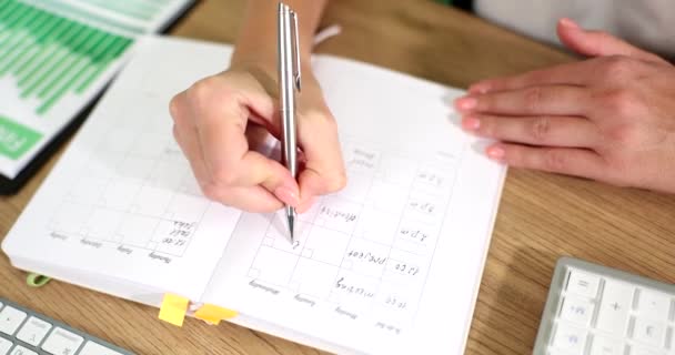 Kobieta Pisze Notatki Listę Rzeczy Zrobienia Pamiętnik Planowania Budżetu Spotkań — Wideo stockowe