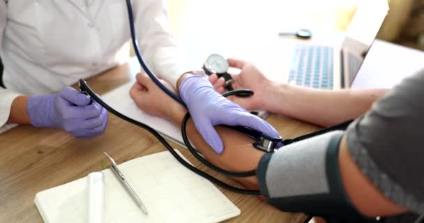 Kardiologe Und Therapeut Misst Den Blutdruck Des Patienten Der Klinik — Stockvideo