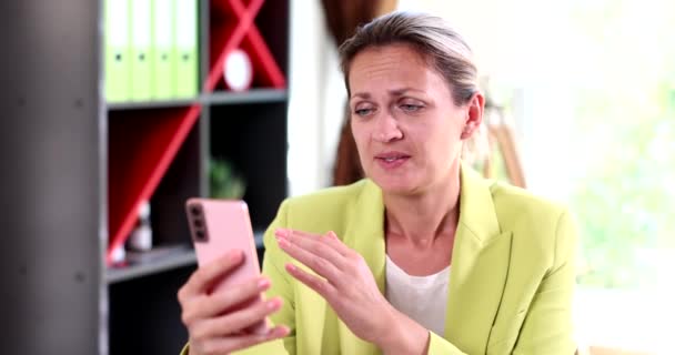Mulher Frustrada Olha Para Smartphone Triste Erros Nos Negócios Más — Vídeo de Stock