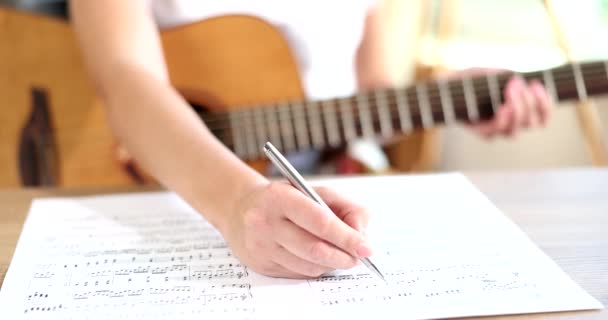 Mãos Escrevem Canções Notas Musicais Guitarra Combinação Composições Musicais — Vídeo de Stock