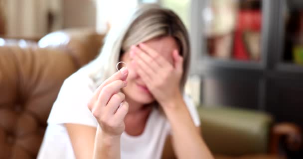 Mulher Infeliz Segurando Anel Casamento Close Menina Perturbada Chorando Deprimido — Vídeo de Stock