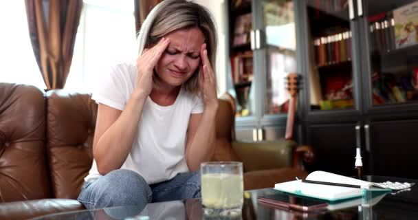 Mulher Insalubre Com Expressão Facial Dolorosa Sente Mal Sofre Enxaqueca — Vídeo de Stock