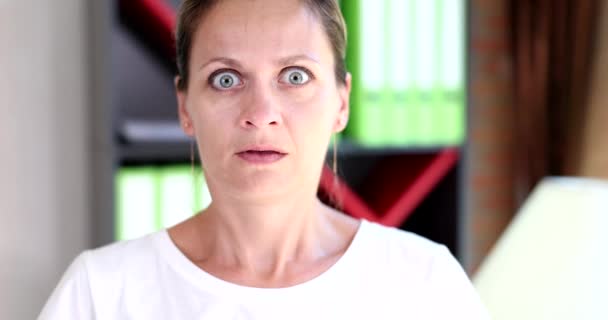 Žena Šoku Nechce Vypadat Skrývaně Žena Zmatená Negativním Překvapením Strachem — Stock video