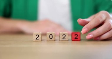 2022 takvim yılı 2023 olarak değişti, başarı ve planlama konsepti. 2022 'den 2023' e taşınmak üzere el yapımı küp blokları Mutlu Noeller ve Mutlu Yıllar 'a hazırlanıyor.