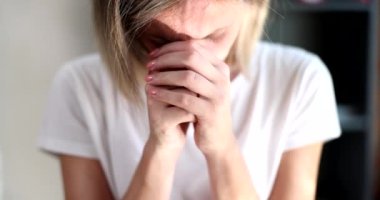 Kadın elleri dua ediyor ve Tanrı 'dan daha iyi bir hayat diliyorlar. Kadın, affetmen ve iyiliğe inanman için yalvarıyorum.