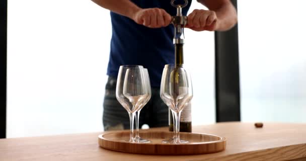 Sommelier Masculino Abre Botella Vino Con Sacacorchos Degustación Vinos Élite — Vídeos de Stock