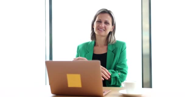 Schöne Lächelnde Selbstbewusste Geschäftsfrau Arbeitsplatz Mit Laptop Unternehmensberater Oder Chefin — Stockvideo