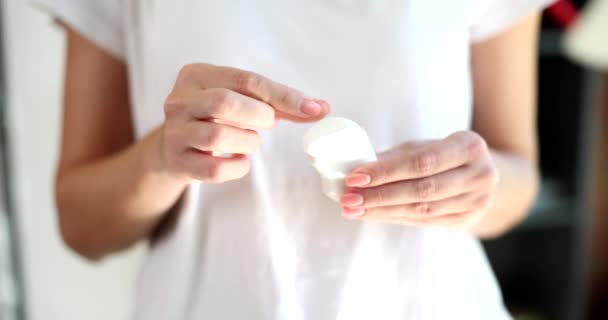 Fio Dental Branco Mãos Femininas Mão Feminina Puxando Fio Dental — Vídeo de Stock