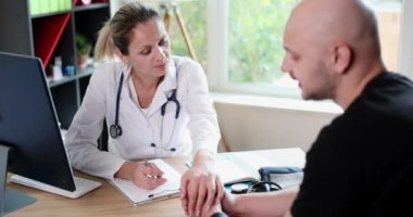Kadın doktor, depresyondaki adamı klinikte teselli ediyor. Hayal kırıklığı yaratan tıbbi teşhis ve psikolojik destek