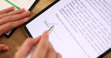 Stylus 'u kullanarak tablet bilgisayarında elektronik imzanın makro temsili. Anlaşma belgesini çevrimiçi olarak imzala