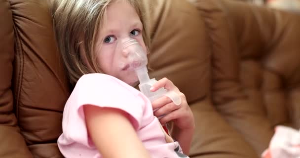 Mała Dziewczynka Maską Inhalatora Domu Chore Dziecko Oddycha Przez Nebulizator — Wideo stockowe