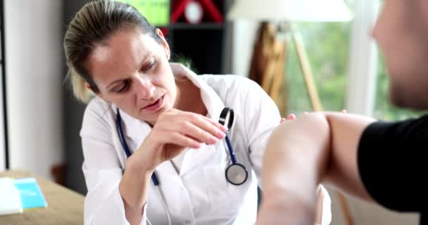 Doktor Dermatolog Vyšetřuje Pacientův Loket Lupou Klinice Koncepce Diagnózy Lupénky — Stock video