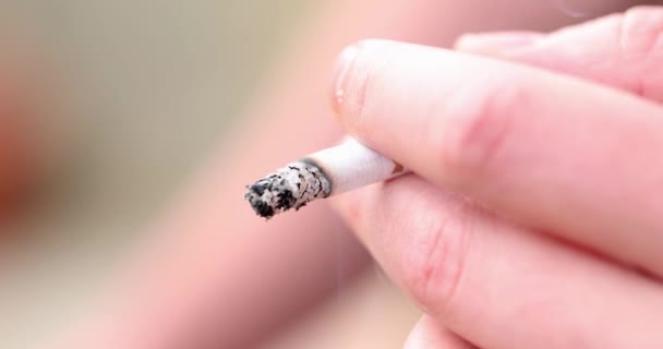 Dışarıda Sigara Içmek Yakın Plan Tütün Tiryakisi Bağımlılığı Sağlık Sorunları — Stok video