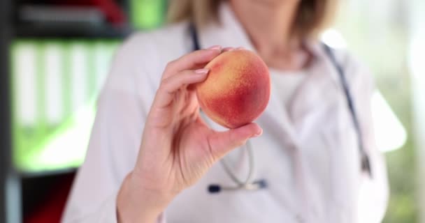 Lekarz Dietetyk Oferuje Świeże Pyszne Brzoskwinie Zdrowy Styl Życia Witaminy — Wideo stockowe