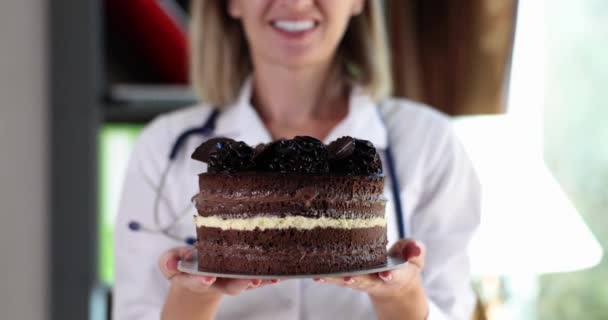 Dokter Verpleegster Houdt Chocoladetaart Vast Kliniek Schadelijk Voor Gezondheid Dieet — Stockvideo