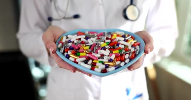 Doutor Cardiologista Mantém Pílulas Tratamento Doenças Cardíacas Coração Remédio Saúde — Vídeo de Stock