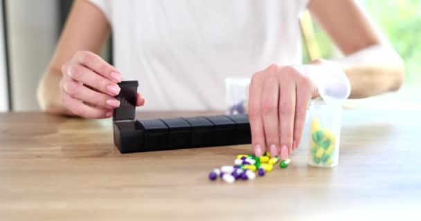 Mãos Mulher Empilhando Pílulas Recipiente Organizador Plástico Para Pílulas Conceito — Vídeo de Stock