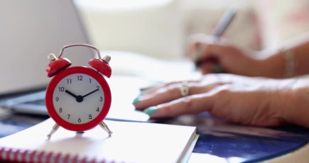 Trabalhador Negócios Escreve Notas Despertador Conceito Tempo Trabalho Gestão Tempo — Vídeo de Stock