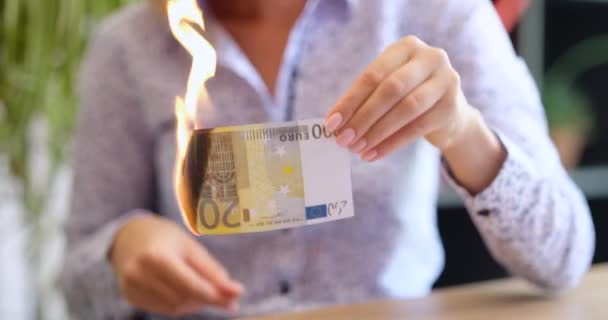 200 Euro Schein Verbrannte Geldentwertung Und Geldverbrennungskonzept Inflation Der Europäischen — Stockvideo