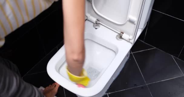 Eller Klozet Kapağını Pembe Bezle Temizler Tuvaleti Temizler Sarı Lastik — Stok video
