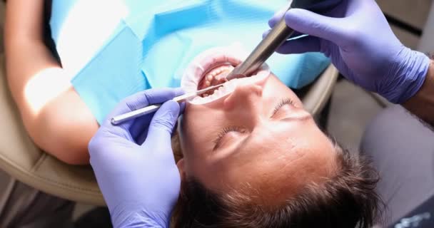 Tandläkare Installerar Keramiska Faner Eller Karies Behandling Tandläkare Och Tandläkare — Stockvideo