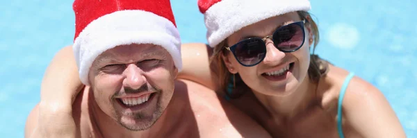 Mulher Óculos Sol Chapéu Papai Noel Abraçando Homem Lado Piscina — Fotografia de Stock