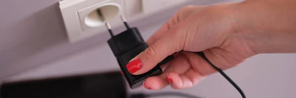 Kvinna Hand Pluggar Mobiltelefon Laddare Uttaget Närbild Snabbladdning Smartphones Koncept — Stockfoto