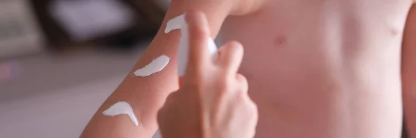 母亲在婴儿的皮肤特写中涂防晒霜 婴儿皮肤防晒概念 — 图库照片