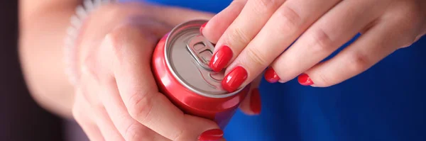 Kobieta Czerwonym Manicure Otwieranie Puszki Żelaza Drinkiem Zbliżenie Koncepcja Napojów — Zdjęcie stockowe