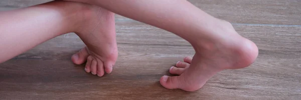 Bare Feet Child Standing Wooden Floor Closeup Healthy Lifestyle Hardening — Stock Photo, Image