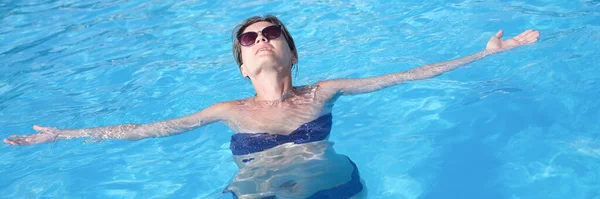 Jovem Mulher Óculos Sol Nadando Relaxando Vista Superior Piscina Férias — Fotografia de Stock