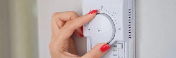 Vrouwelijke Hand Regelbare Temperatuur Van Airconditioner Met Roller Close Klimaatbeheersing — Stockfoto