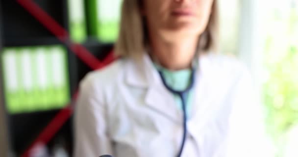 Läkare Kardiolog Terapeut Eller Sjuksköterska Praktikant Innehar Stetoskop Medicinsk Behandling — Stockvideo
