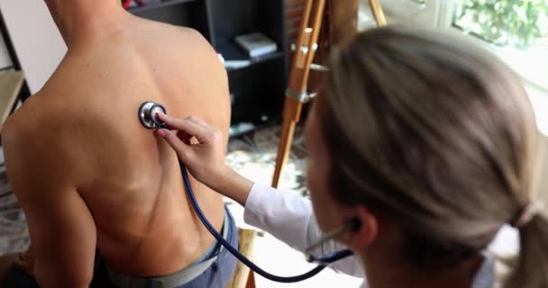 Женщина Врач Кардиолог Проверяет Пациента Стетоскопом Больнице Звуки Дыхания Дыхания — стоковое видео