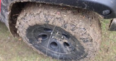 Orman yolunda kirli SUV tekerleği. Off-road ve çamur jip turu