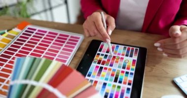 Tablette renk paletleri üzerinde çalışan grafiksel tasarımcı. El kapatma tabletinde içerisi için renk çemberleri renk seçimi
